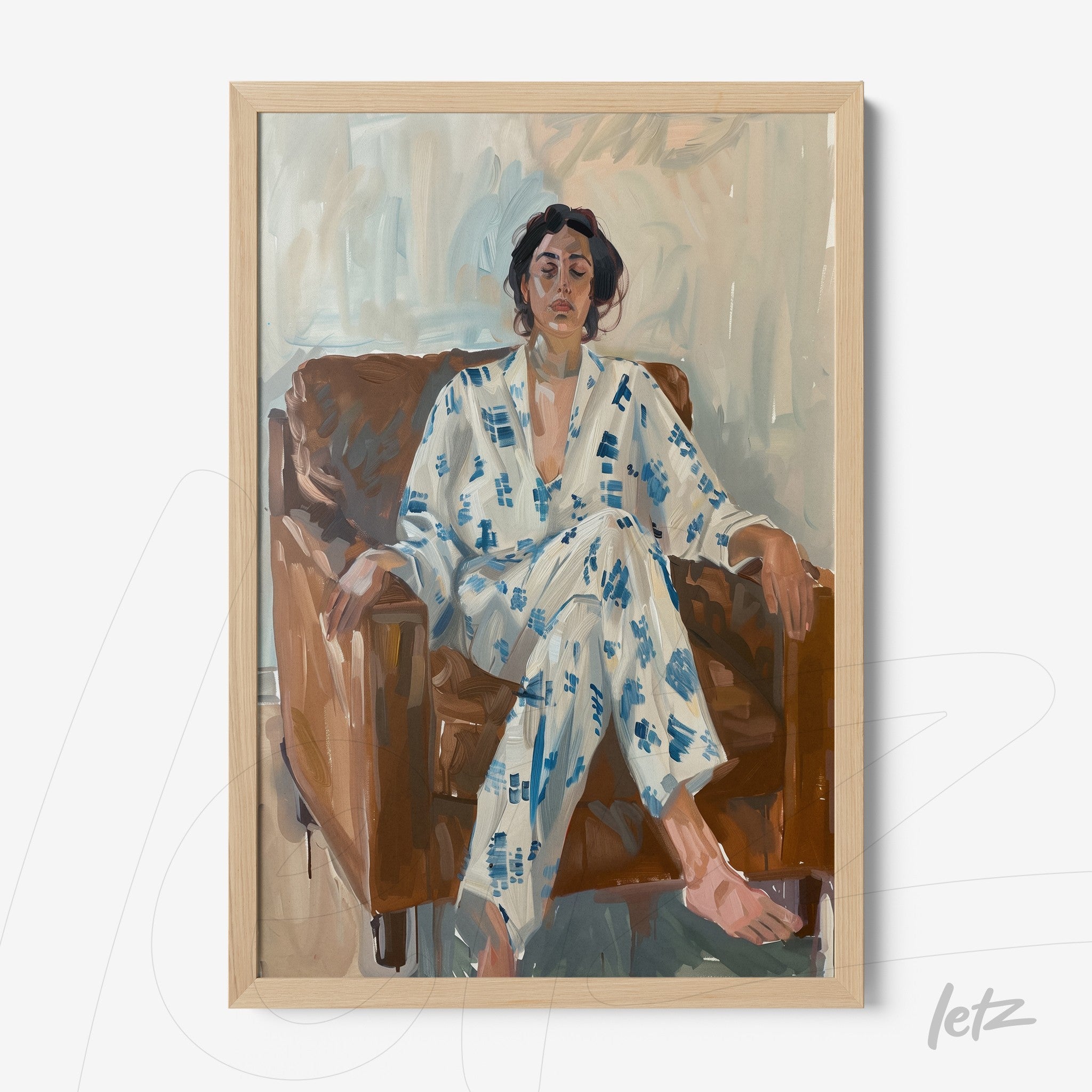 quadro com retrato figurativo de mulher sentada em poltrona marrom, vestindo pijama branco com detalhes azuis, em moldura de madeira clara