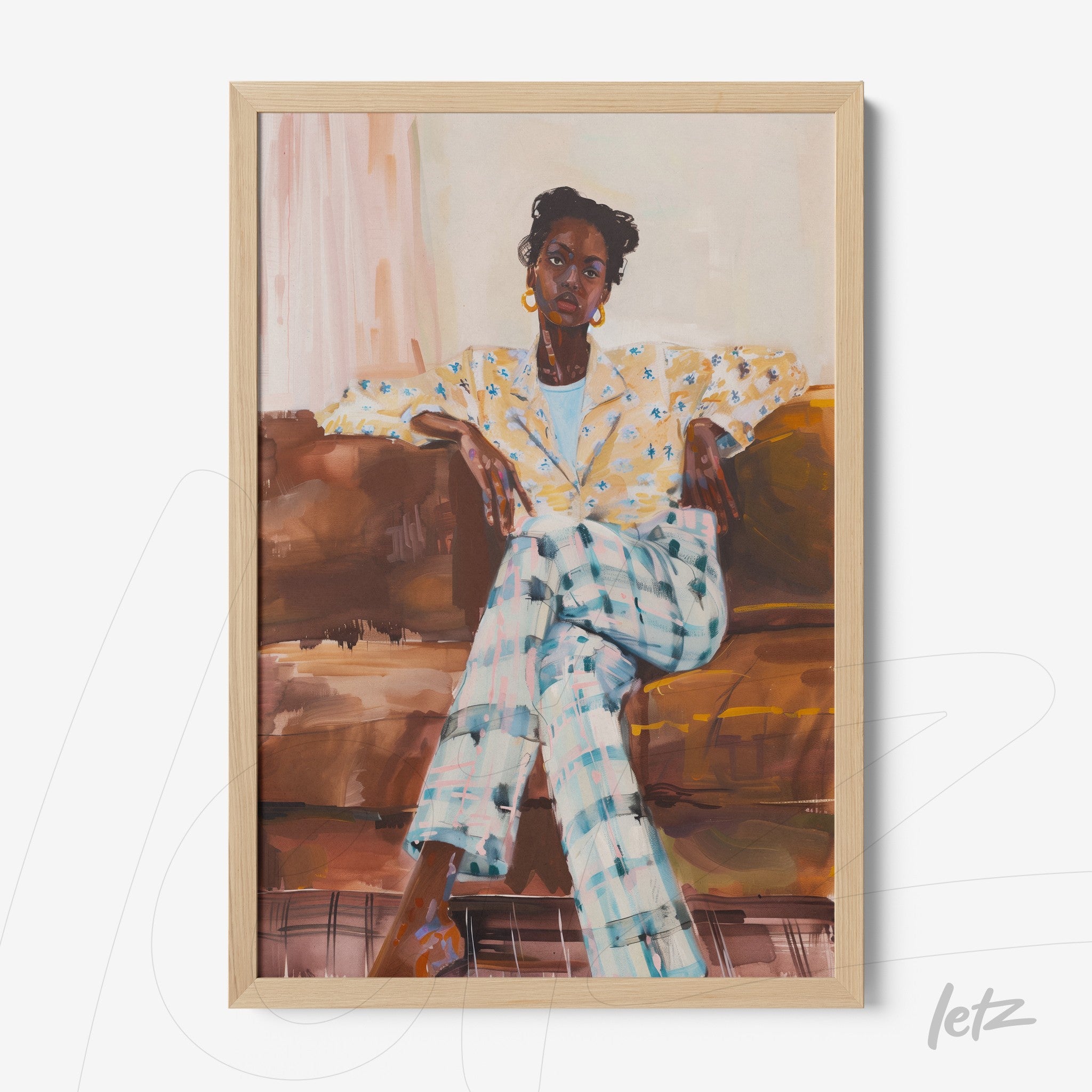 quadro com retrato de mulher negra sentada em sofá com blazer floral e calças xadrez em moldura de madeira clara