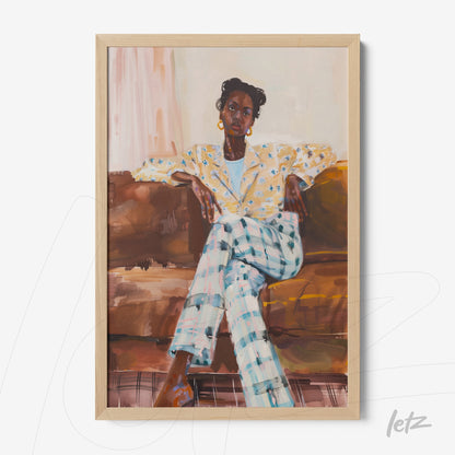 quadro com retrato de mulher negra sentada em sofá com blazer floral e calças xadrez em moldura de madeira clara