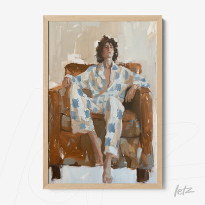quadro com retrato expressivo de homem sentado em sofá marron, com pijama estampado de flores azuis e moldura de madeira clara