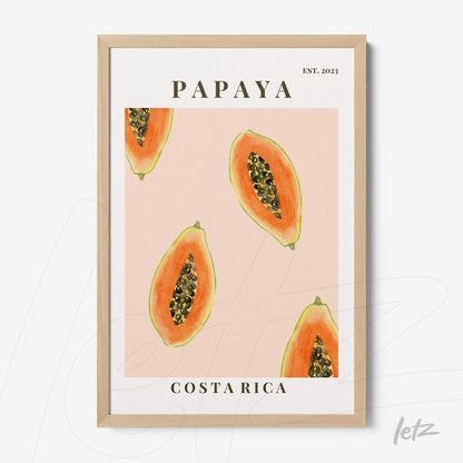 quadro com ilustrações de fatias de papaia sobre fundo rosa, moldurado em madeira clara