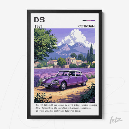 quadro com arte digital de um carro Citroën DS roxo parado em um campo florido com montanhas ao fundo, moldura preta