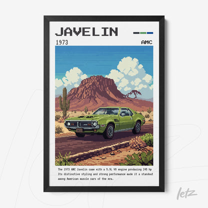 quadro com arte digital de um carro modelo Javelin de 1973 estacionado em um cenário desértico, com moldura preta e elementos pixelados