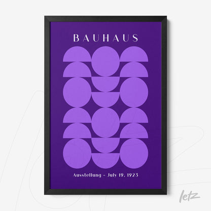 pôster impresso com arte abstrata roxa estilo Bauhaus em moldura preta