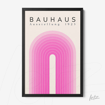 quadro com arte gráfica em estilo Bauhaus com arcos rosa sobre fundo bege em moldura preta