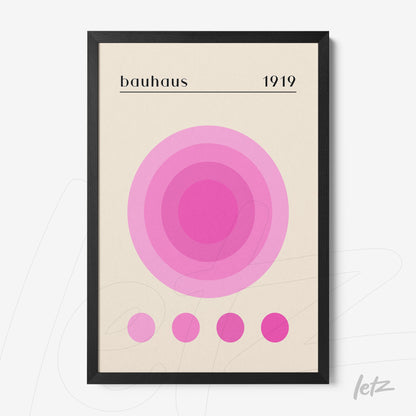pôster impresso de arte geométrica com círculos concêntricos em tons de rosa e texto 'bauhaus 1919', emoldurado em uma moldura preta minimalista