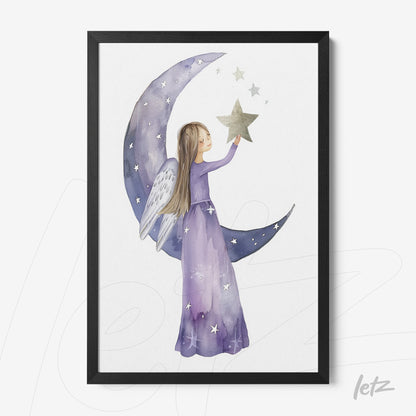 quadro com ilustração de uma menina com asas segurando uma estrela, em um fundo com uma lua crescente e estrelas, moldura preta