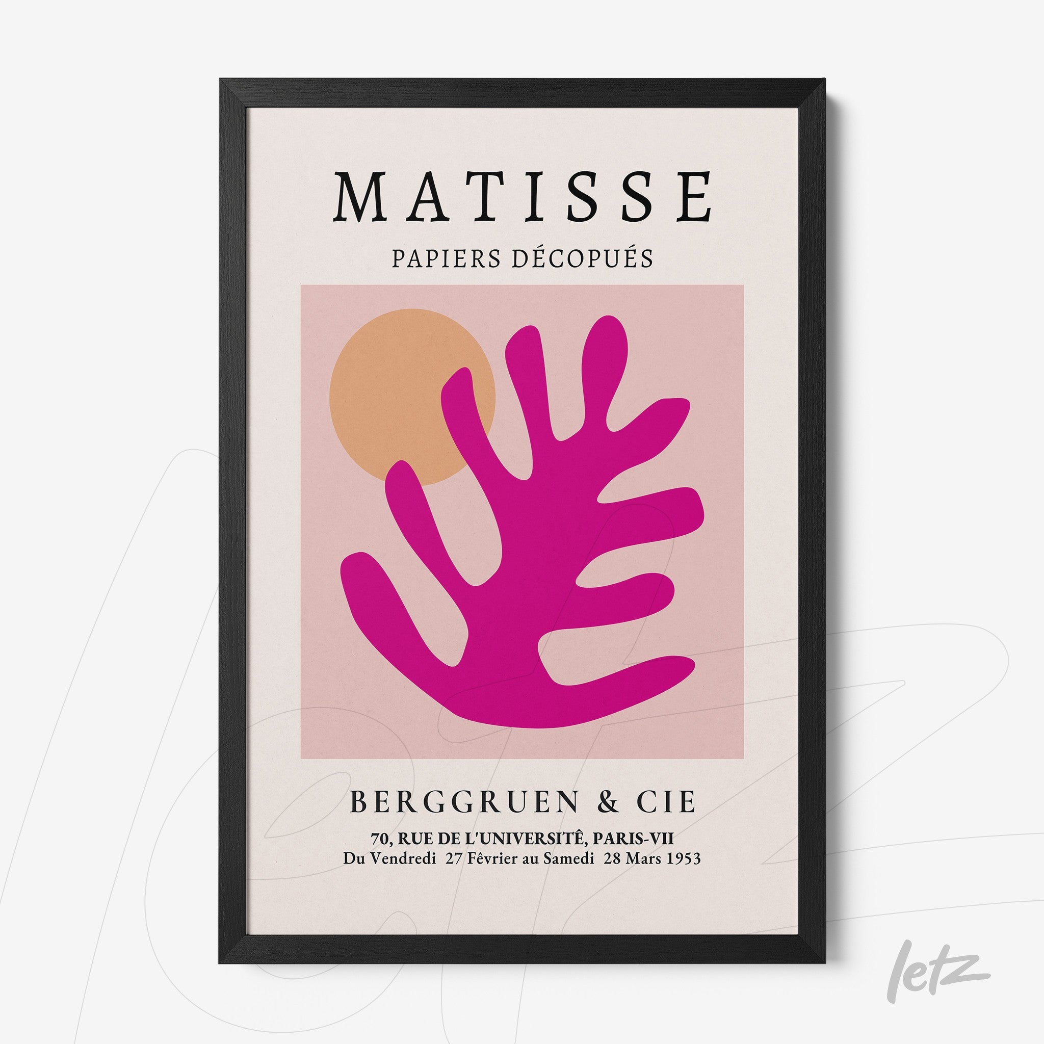 quadro com arte abstrata em estilo moderno de formato com folha rosa em fundo claro e moldura preta