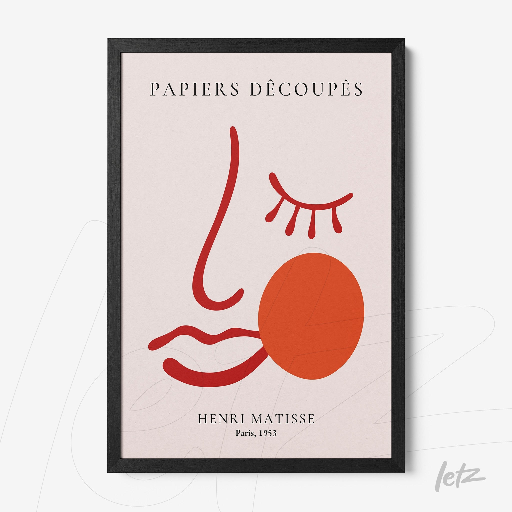 quadro com arte abstrata de rosto estilizado em moldura preta, com elementos em vermelho e fundo claro