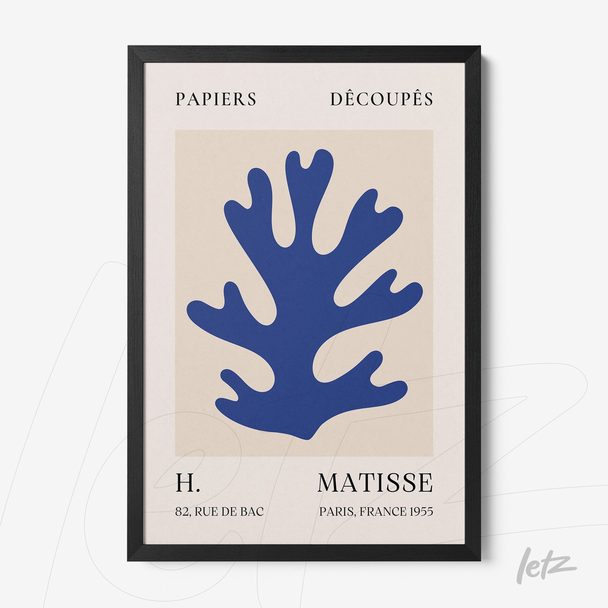 quadro com arte moderna de recortes em formas de coral azul sobre fundo claro em moldura preta