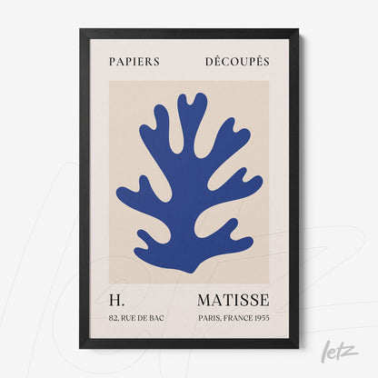 quadro com arte moderna de recortes em formas de coral azul sobre fundo claro em moldura preta