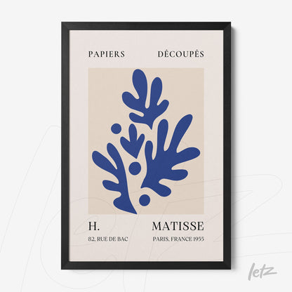 quadro com arte moderna de formas abstratas em azul sobre fundo creme, moldura preta fina