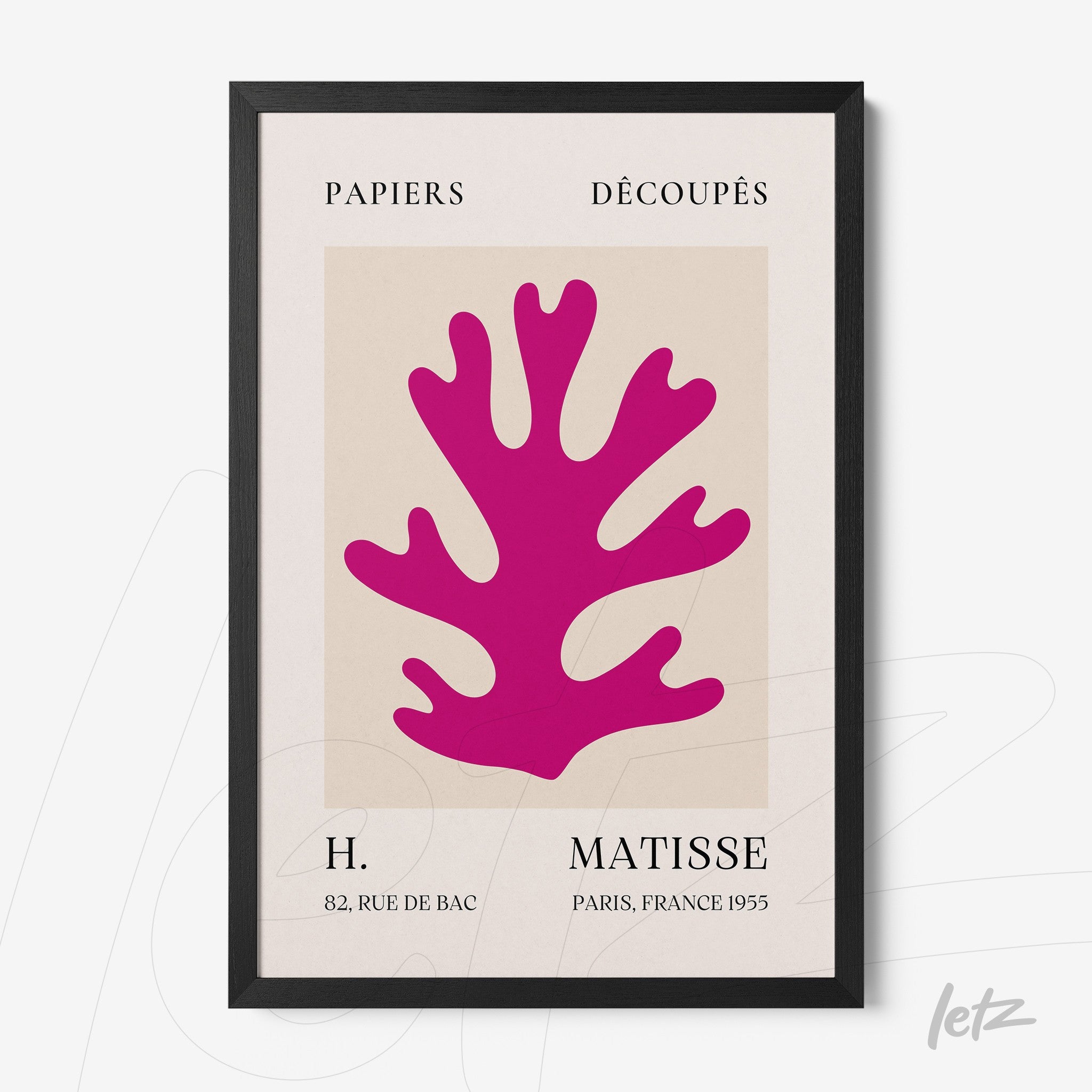 quadro com arte recortada em papel na cor rosa vibrante, moldura preta e fundo claro