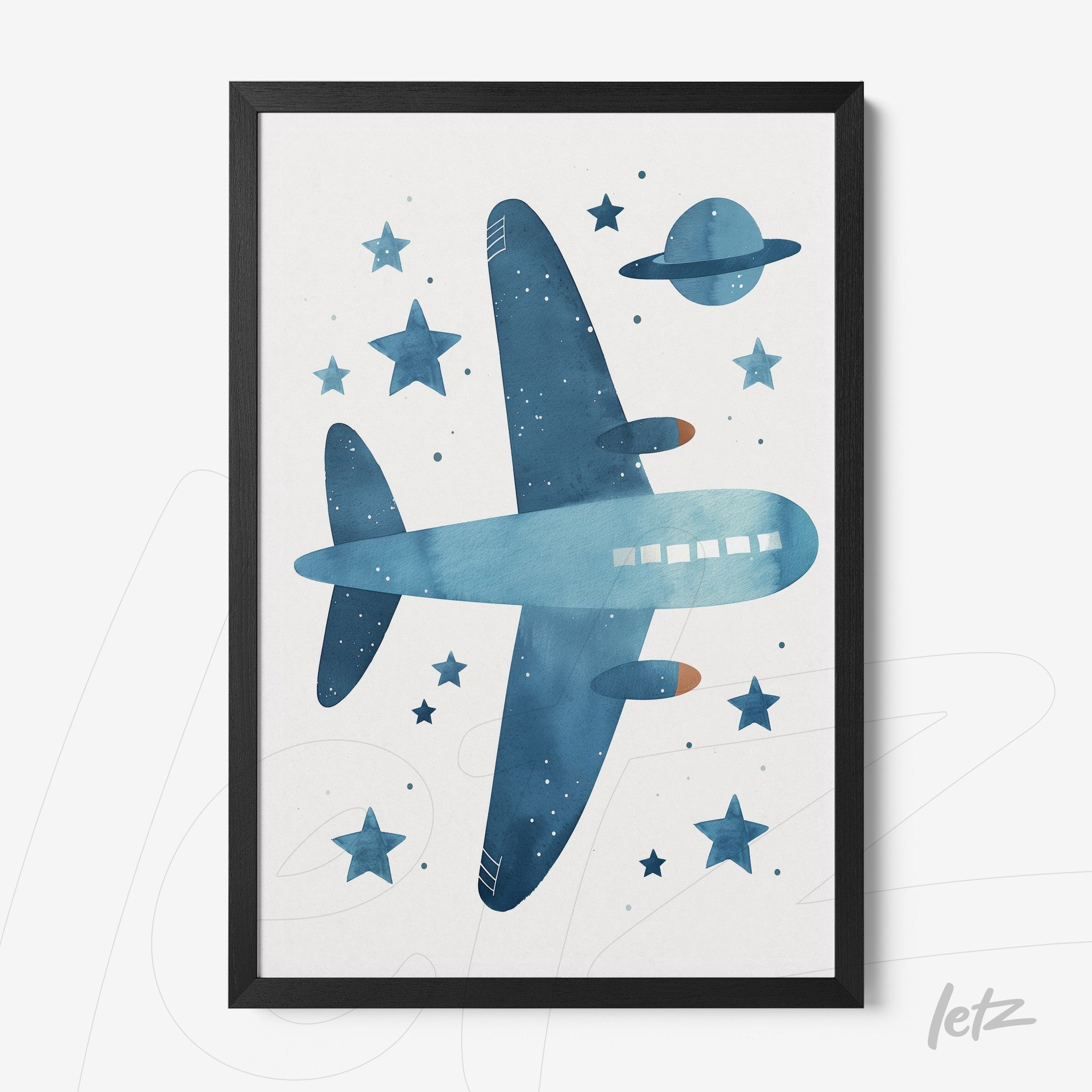 quadro com ilustração em aquarela de avião em azul sobre fundo branco com estrelas e planeta