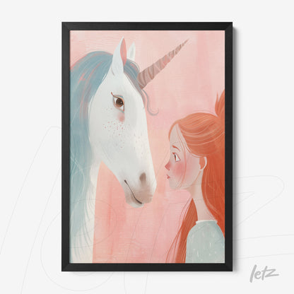 quadro com arte infantil mostrando uma menina de cabelo ruivo encarando um unicórnio em fundo rosa suave, moldura preta