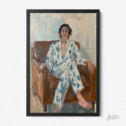 quadro com arte figurativa de mulher sentada em sofá marrom, vestindo robe estampado