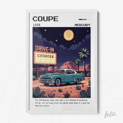 quadro com arte retrô de um carro Mercury Coupe 1949 em uma paisagem de drive-in sob a lua cheia, moldura branca