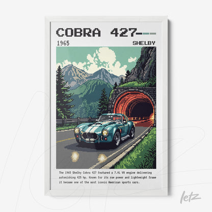 quadro digital com ilustração pixelada do carro Shelby Cobra 427 em moldura branca, destacando paisagem montanhosa ao fundo