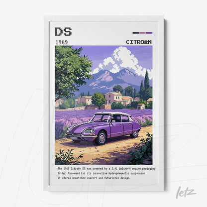 quadro com arte pixelada de um Citroën DS roxo de 1969 em um cenário rural com montanhas ao fundo e flores lilás na frente