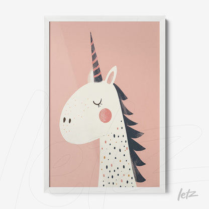 quadro emoldurado com ilustração de um unicórnio em fundo rosa suave e detalhes coloridos