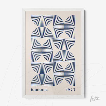 pôster com design geométrico de círculos concêntricos azuis em moldura branca