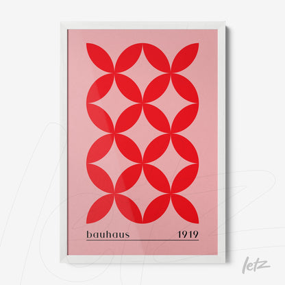 quadro com padrão geométrico vermelho em fundo rosa estilo Bauhaus com moldura branca