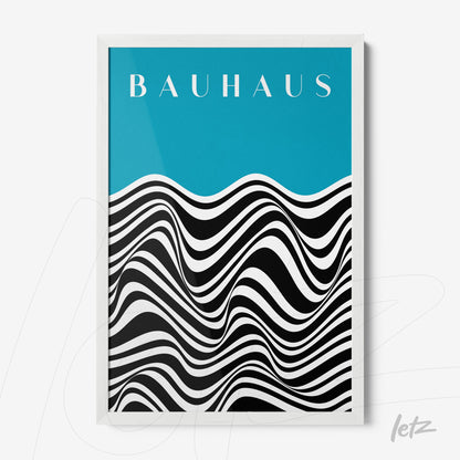 pôster impresso com design geométrico em preto e branco na parte inferior e fundo azul com texto 'Bauhaus' em letras brancas