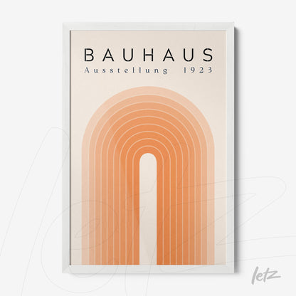 pôster estilo bauhaus com arcos em tons de laranja exibido em moldura branca