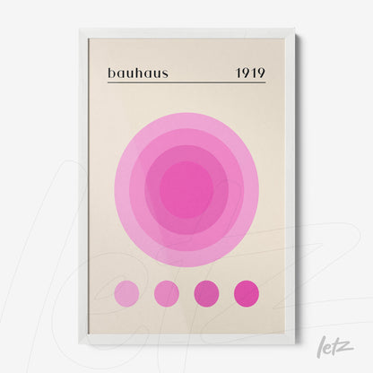 pôster impresso com design geométrico rosa estilo bauhaus em moldura branca