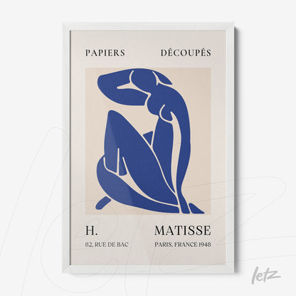 quadro com arte de figura feminina em recortes azuis no estilo de Matisse, moldura branca