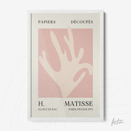 quadro emoldurado com arte moderna de mãos em tons de rosa e creme, fundo claro com letras em preto