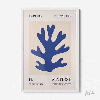 quadro de arte moderna com recorte azul em formato de coral em moldura branca