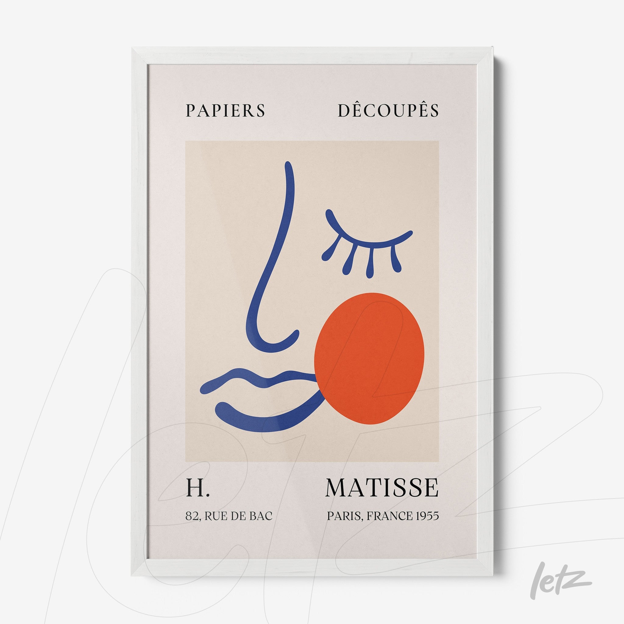 quadro com arte moderna de rosto estilizado em tonalidades de azul e laranja, moldura branca e fundo neutro