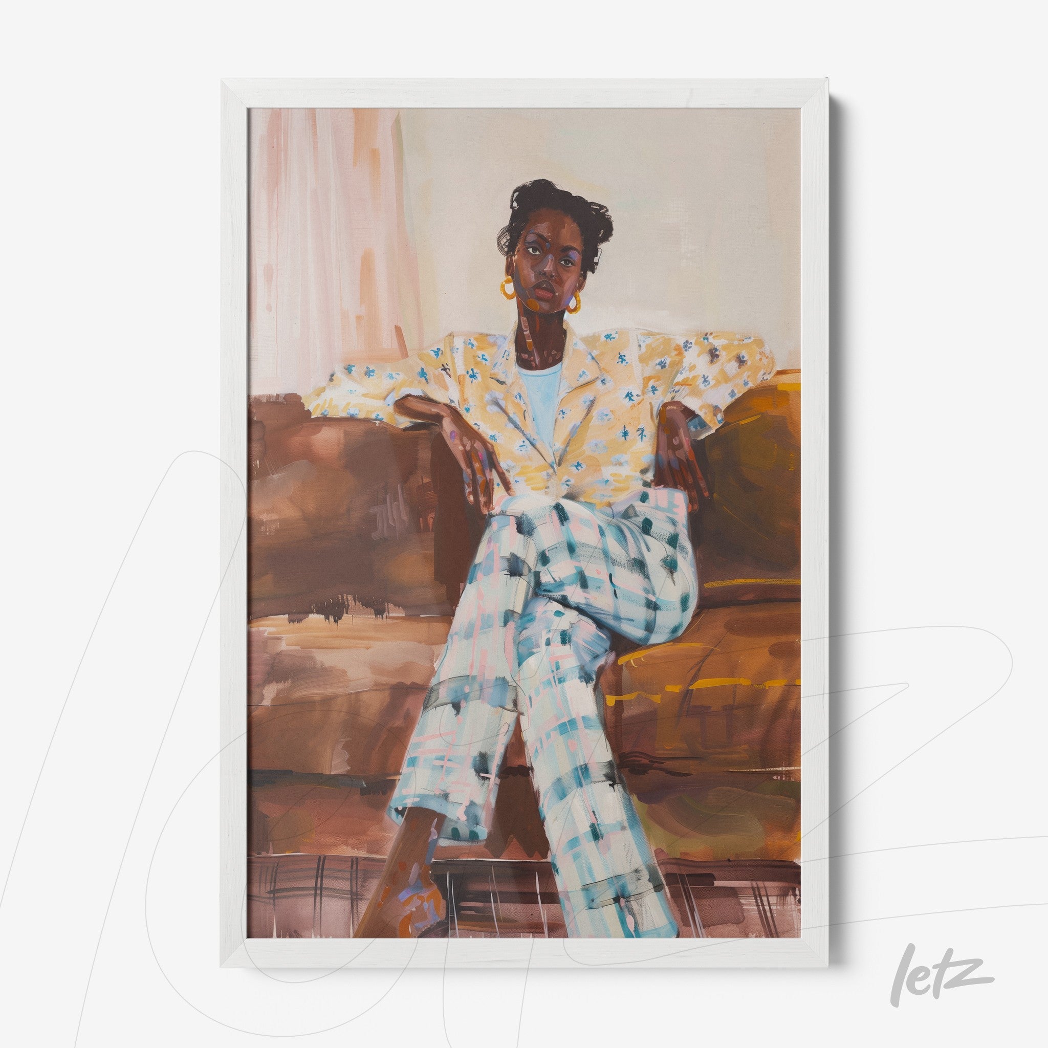 quadro de arte retratando mulher sentada em sofá castanho, usando blazer estampado e calça xadrez branca e azul, moldura branca larga