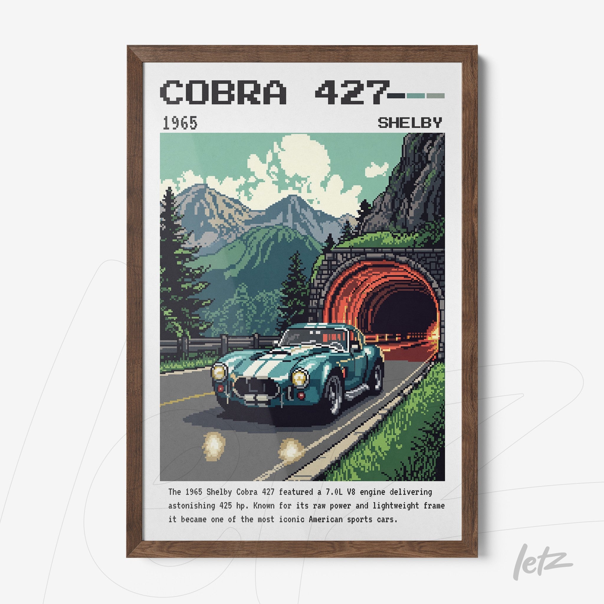 quadro com arte digital retrô do carro Shelby Cobra 427 em uma estrada com montanhas ao fundo, moldura madeira escura