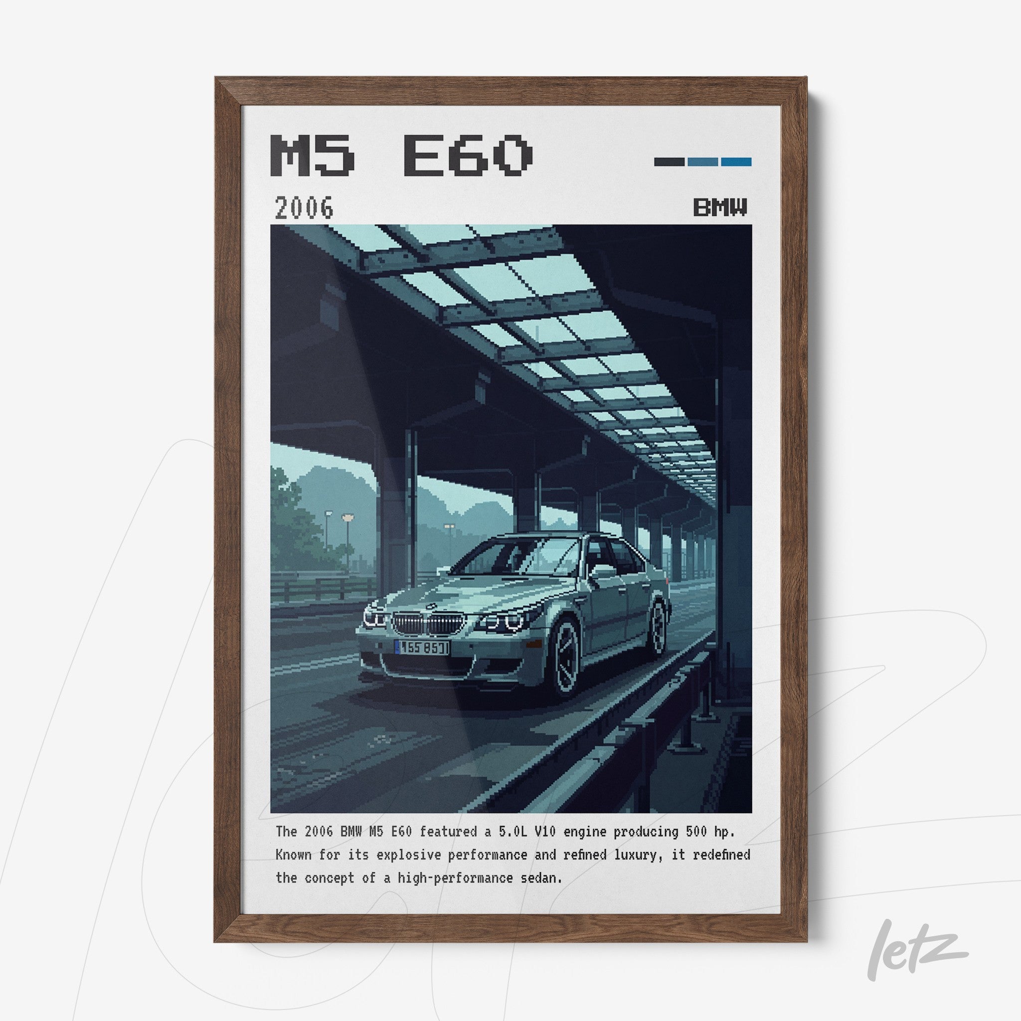 quadro com ilustração digital do carro BMW M5 E60 de 2006 em moldura de madeira clara sobre fundo cinza