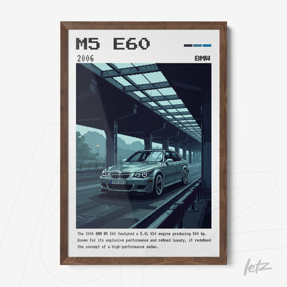 quadro com ilustração digital do carro BMW M5 E60 de 2006 em moldura de madeira clara sobre fundo cinza