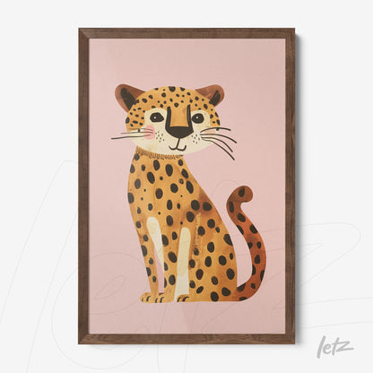 quadro com ilustração infantil de um leopardo sorridente em fundo rosa e moldura de madeira clara