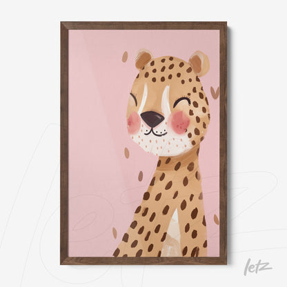 quadro com arte infantil de um leopardo sorridente com fundo rosa e moldura de madeira escura