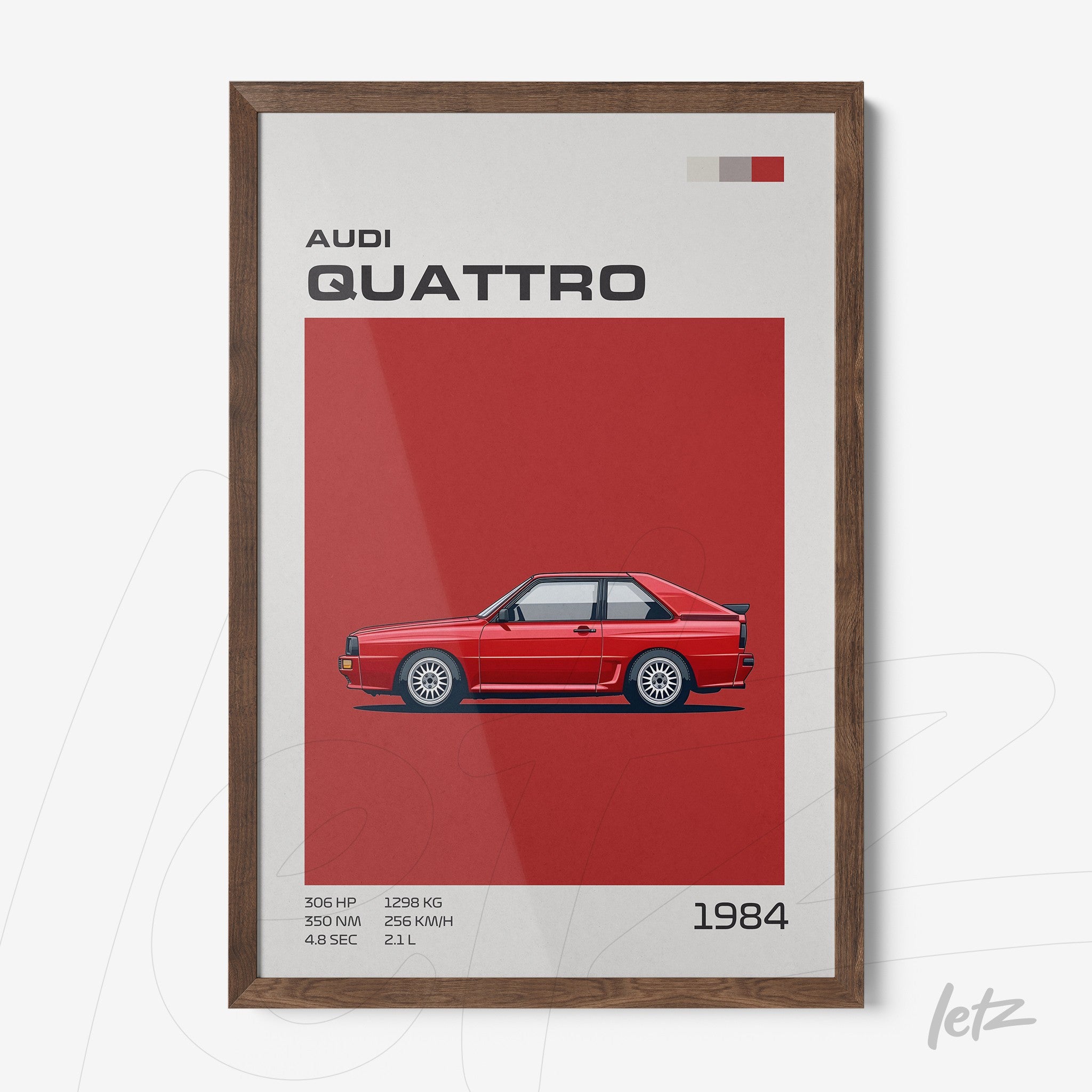 quadro com ilustração retrô do carro Audi Quattro, moldura de madeira escura e fundo vermelho vibrante