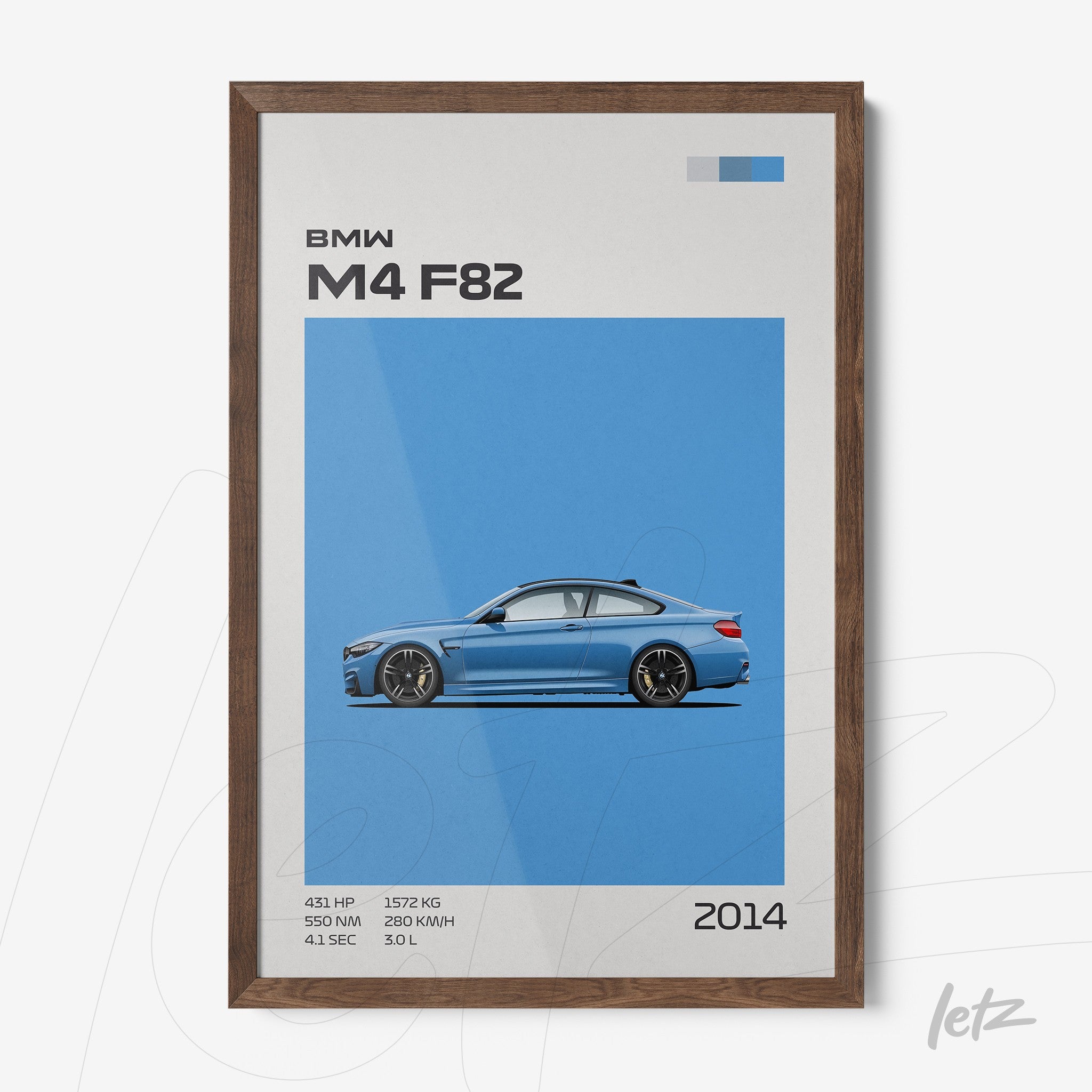 quadro decorativo com ilustração do carro BMW M4 F82 em fundo azul, moldura de madeira escura