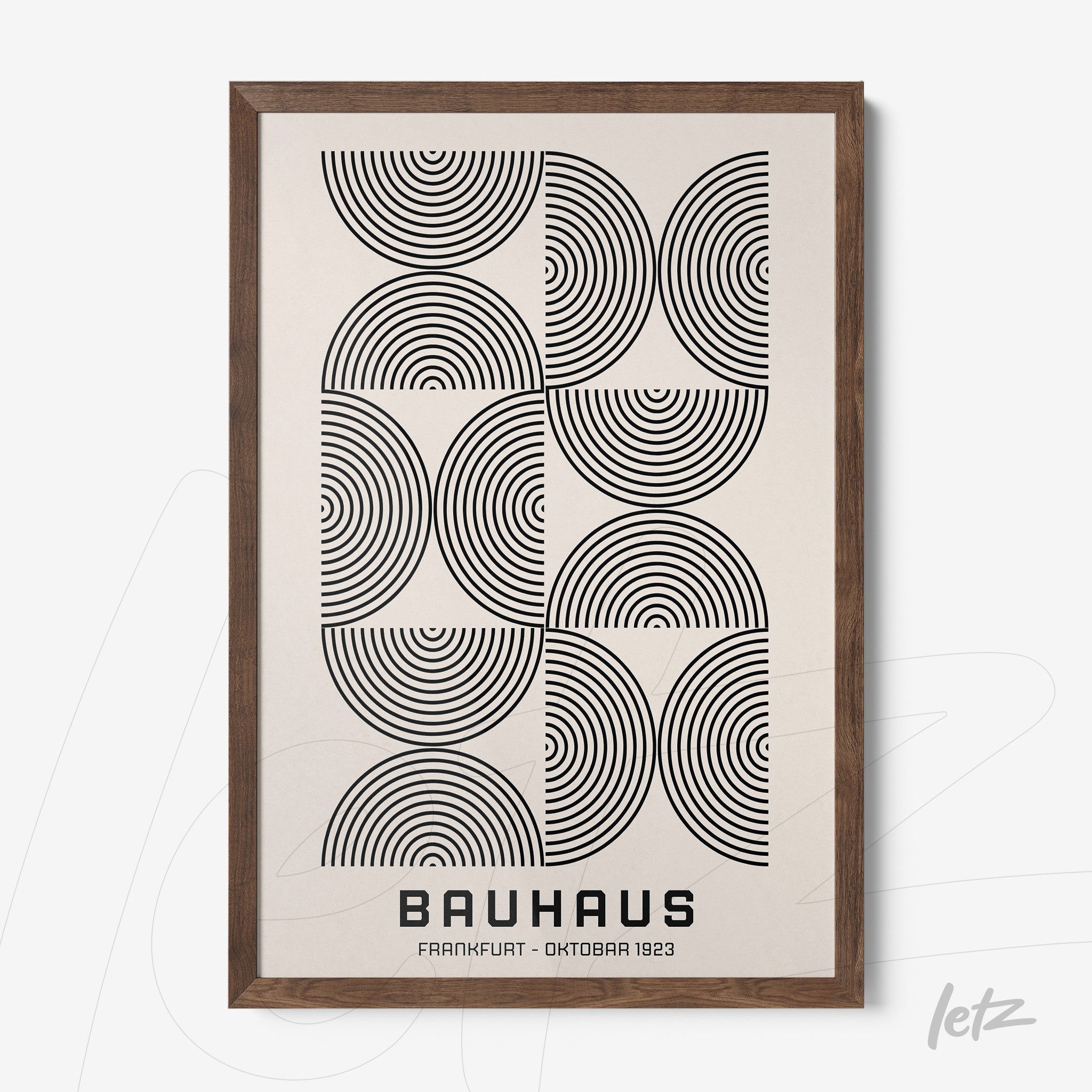 quadro em moldura de madeira com arte geométrica do estilo Bauhaus, destacando círculos concêntricos pretos em fundo claro