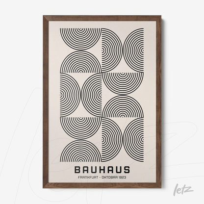 quadro em moldura de madeira com arte geométrica do estilo Bauhaus, destacando círculos concêntricos pretos em fundo claro