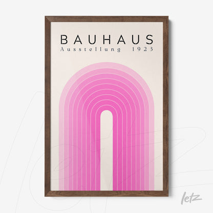 pôster em moldura de madeira com design geométrico em tons de rosa representando um arco-íris estilizado, texto na parte superior escrito 'bauhaus ausstellung 1923'
