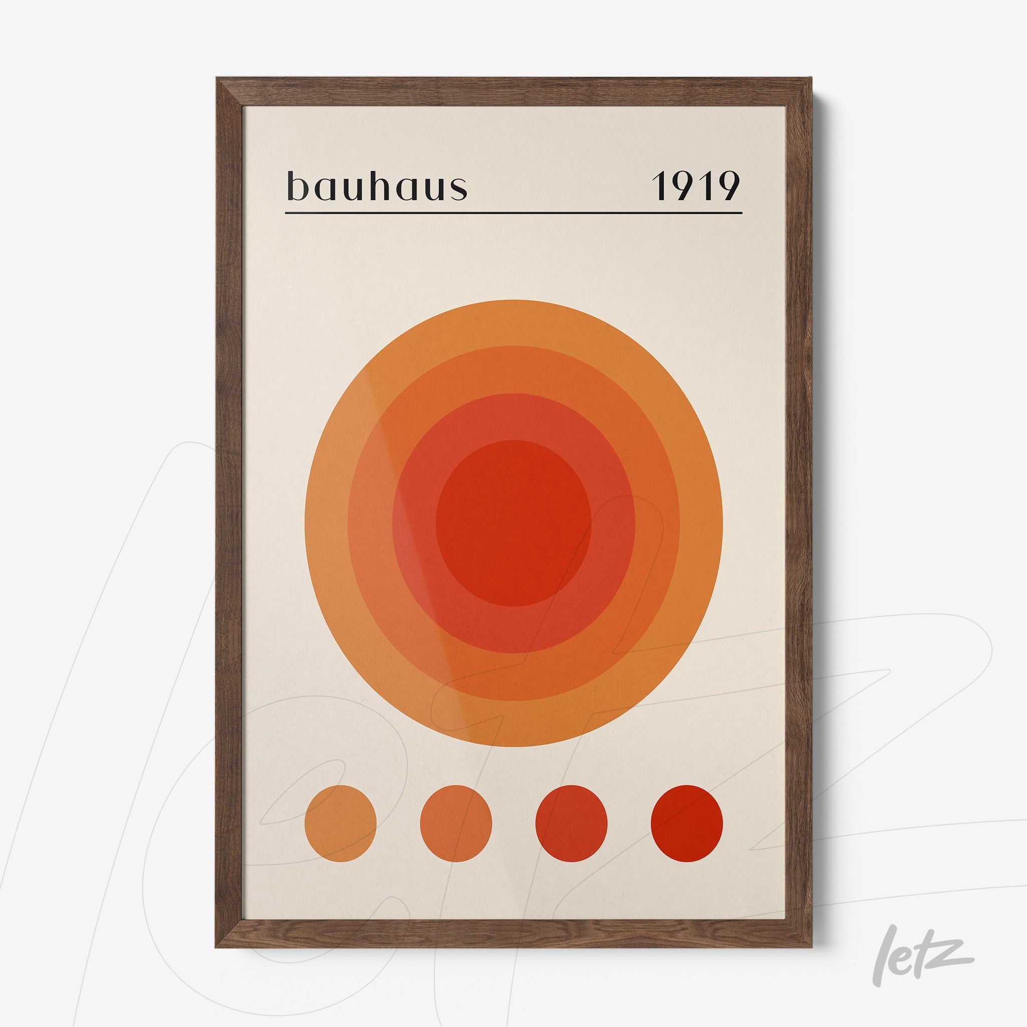 quadro com arte moderna estilo bauhaus de círculos concêntricos laranja e vermelho em fundo claro, moldura de madeira escura