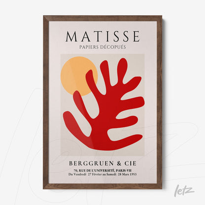 quadro com arte moderna em cores vibrantes, apresentando uma folha estilizada vermelha e um fundo em tom amarelo, moldura de madeira escura