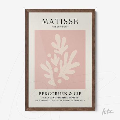 quadro decorativo com arte de Matisse, em moldura de madeira escura, apresentando formas abstratas em fundo rosa suave