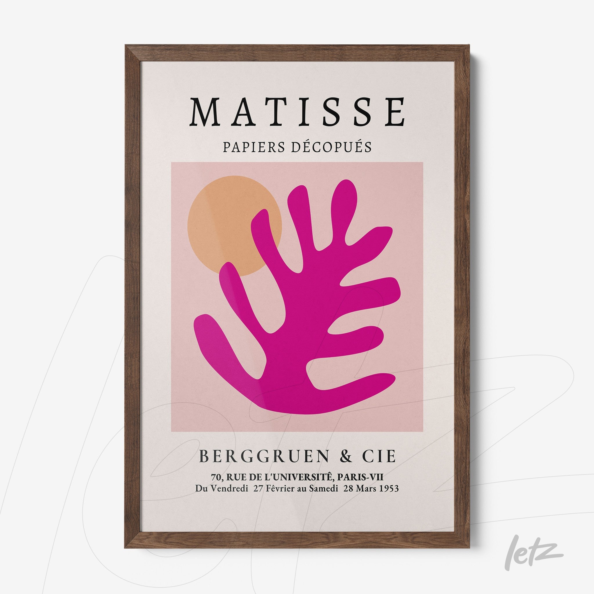 quadro com arte moderna inspirada em Henri Matisse, mostrando uma planta estilizada em tons de rosa sobre fundo suave em pastéis, com moldura de madeira escura