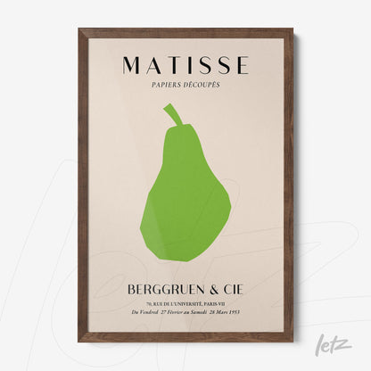 quadro com arte figurativa de uma pera em fundo claro com moldura de madeira escura