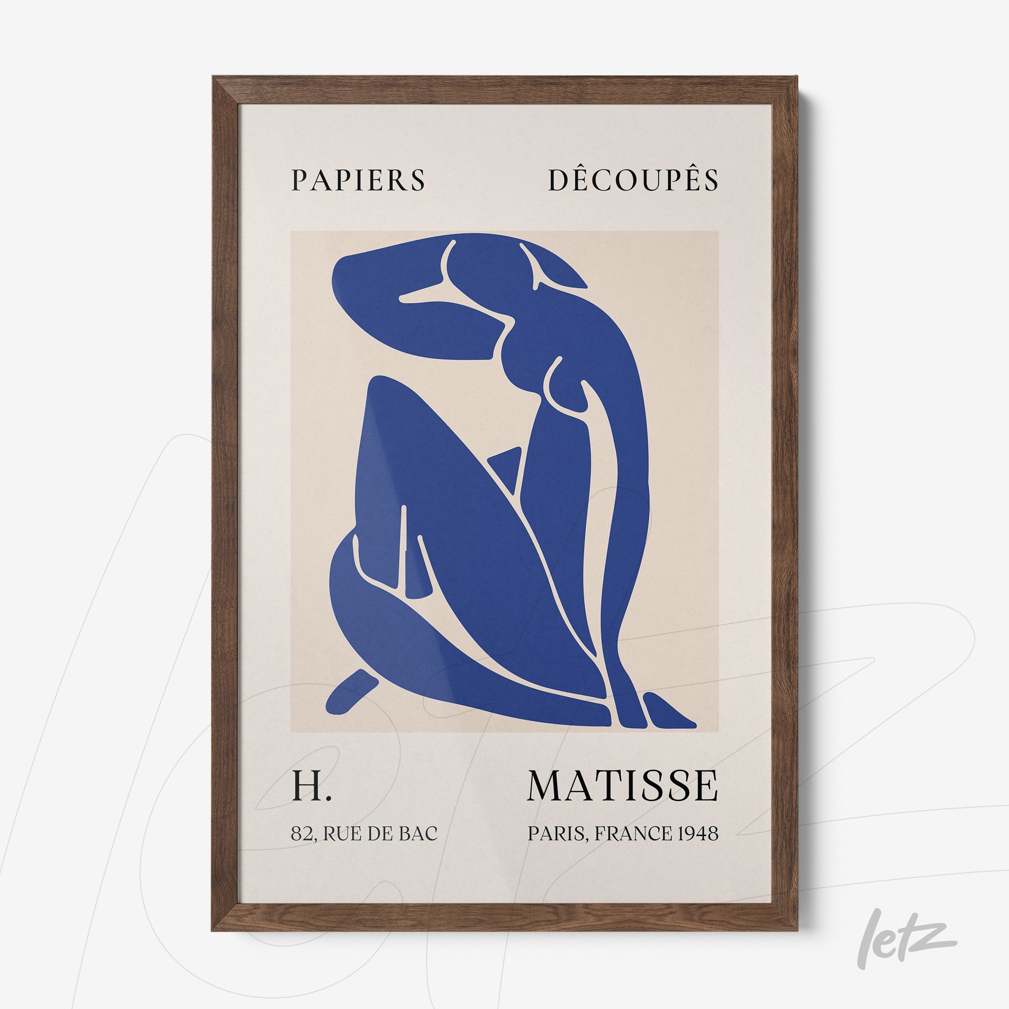 quadro com arte moderna em azul e fundo claro, moldura de madeira escura, inspirado na obra de Matisse